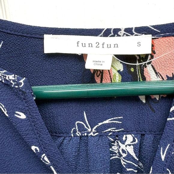 Fun 2 Fun Navy Floral Blouse, Rounded Hem, Split Crew Neck, NWOT, Women's Size S - Picture 2 of 7
